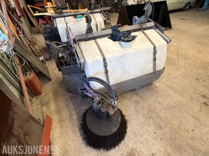 Holms 300/2,2 feiekost med vanntank MED BM FESTE - צרופה עבור מכונת בנייה: תמונה 5 Holms 300/2,2 feiekost med vanntank MED BM FESTE - צרופה עבור מכונת בנייה: תמונה 5