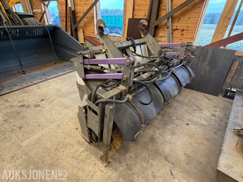 Holms 300/2,2 feiekost med vanntank MED BM FESTE - צרופה עבור מכונת בנייה: תמונה 3 Holms 300/2,2 feiekost med vanntank MED BM FESTE - צרופה עבור מכונת בנייה: תמונה 3