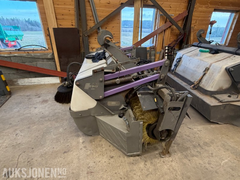 Holms 300/2,2 feiekost med vanntank MED BM FESTE - צרופה עבור מכונת בנייה: תמונה 2 Holms 300/2,2 feiekost med vanntank MED BM FESTE - צרופה עבור מכונת בנייה: תמונה 2