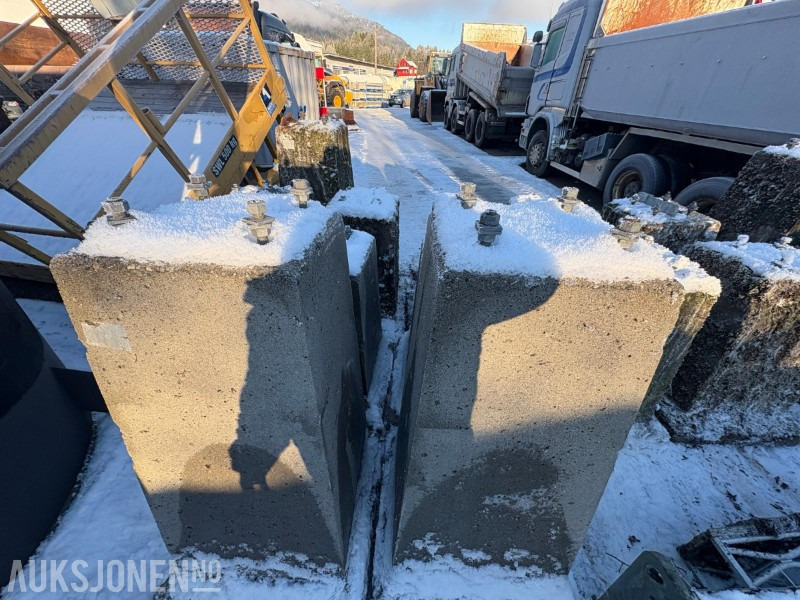 Lattix sikkerhetsmaster / lysmaster 2 stk med 2 stk betongsokler - ציוד בנייה: תמונה 4 Lattix sikkerhetsmaster / lysmaster 2 stk med 2 stk betongsokler - ציוד בנייה: תמונה 4