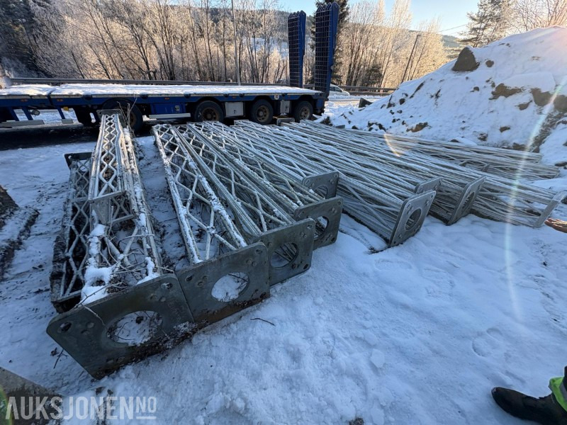 Lattix sikkerhetsmaster / lysmaster 2 stk med 2 stk betongsokler - ציוד בנייה: תמונה 3 Lattix sikkerhetsmaster / lysmaster 2 stk med 2 stk betongsokler - ציוד בנייה: תמונה 3