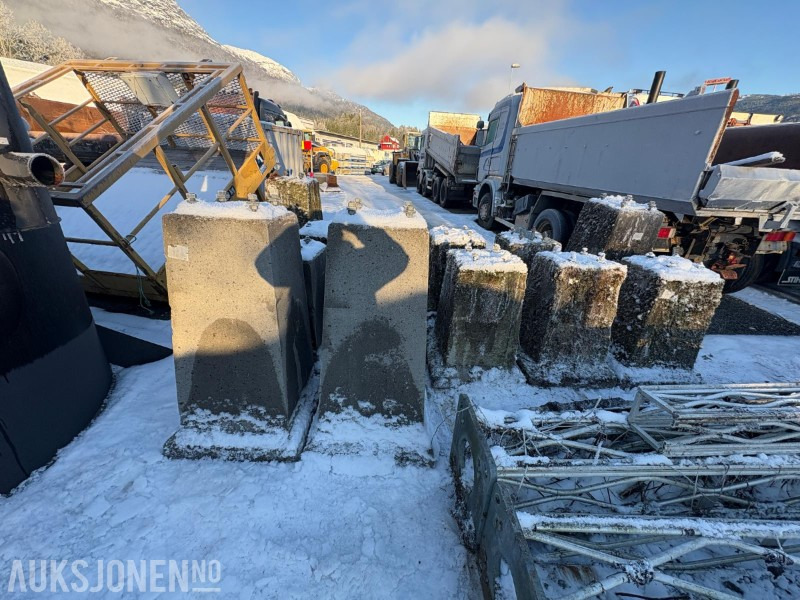 Lattix sikkerhetsmaster / lysmaster 2 stk med 2 stk betongsokler - ציוד בנייה: תמונה 1 Lattix sikkerhetsmaster / lysmaster 2 stk med 2 stk betongsokler - ציוד בנייה: תמונה 1