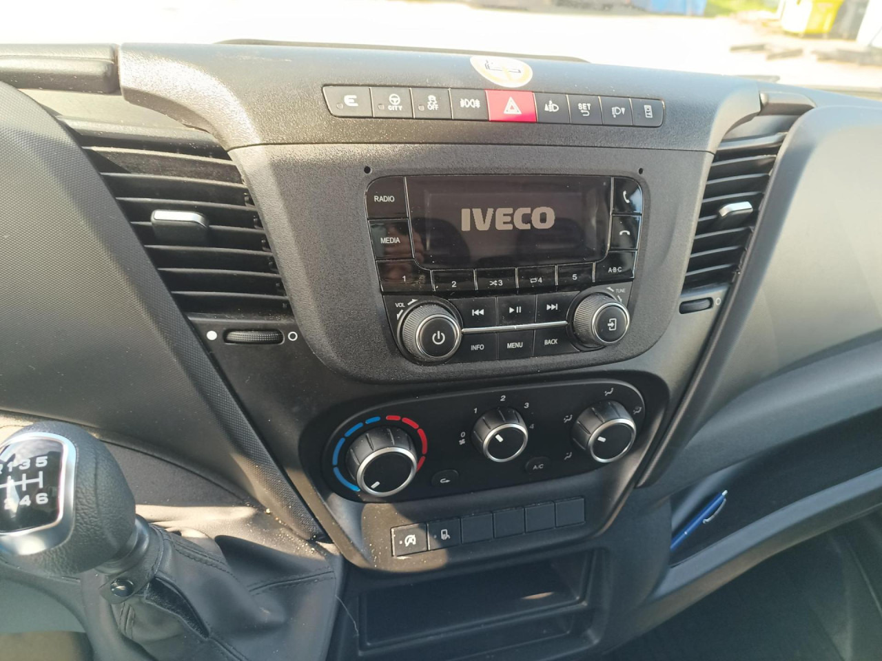 IVECO Daily 35S16V - כלי רכב מסחרי עם לוח: תמונה 3 IVECO Daily 35S16V - כלי רכב מסחרי עם לוח: תמונה 3