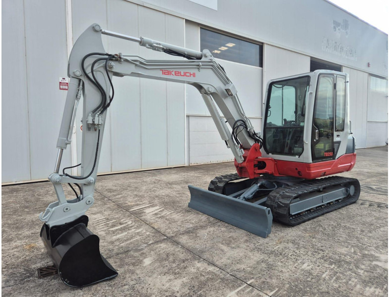 Takeuchi TB250 - מיני מחפר: תמונה 3 Takeuchi TB250 - מיני מחפר: תמונה 3