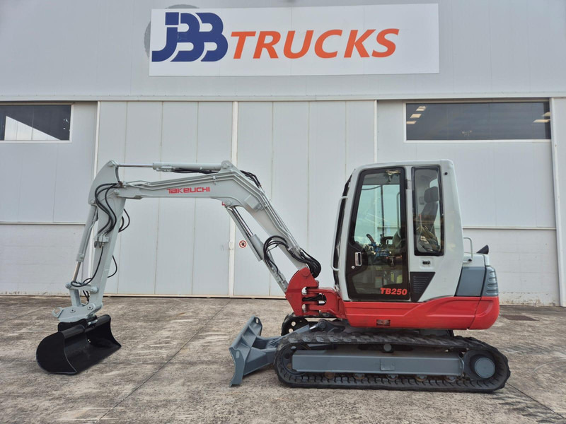Takeuchi TB250 - מיני מחפר: תמונה 1 Takeuchi TB250 - מיני מחפר: תמונה 1