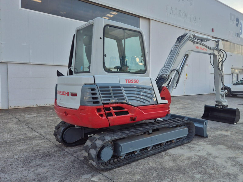 Takeuchi TB250 - מיני מחפר: תמונה 5 Takeuchi TB250 - מיני מחפר: תמונה 5