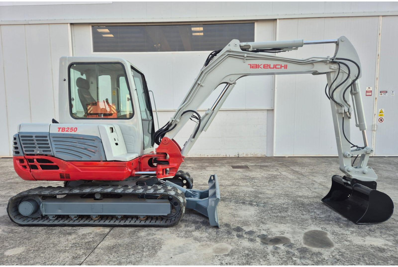Takeuchi TB250 - מיני מחפר: תמונה 2 Takeuchi TB250 - מיני מחפר: תמונה 2