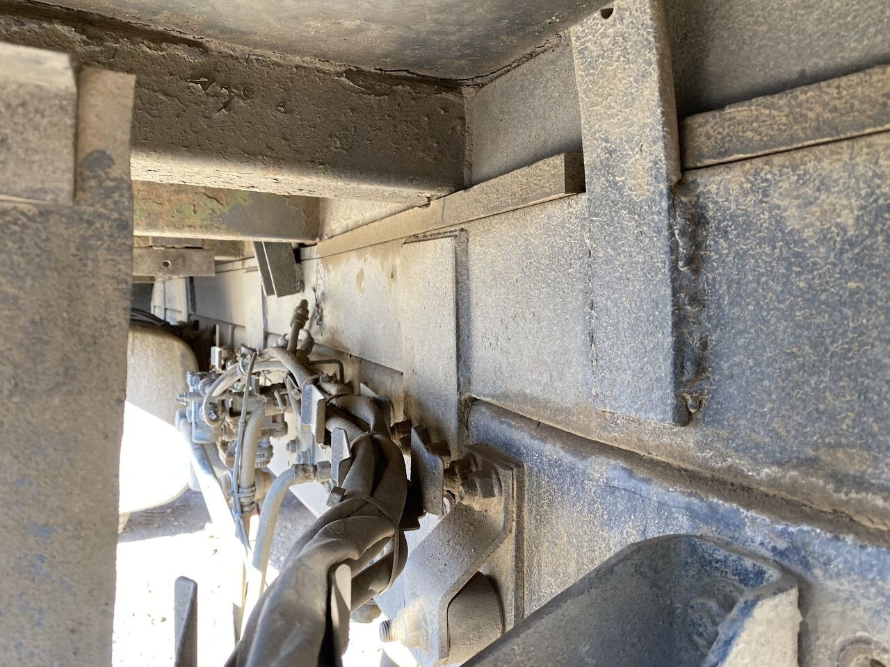 גוף מזהיר Hardox Bena basculabila cu semisasiu 7m : 8x4: תמונה 14