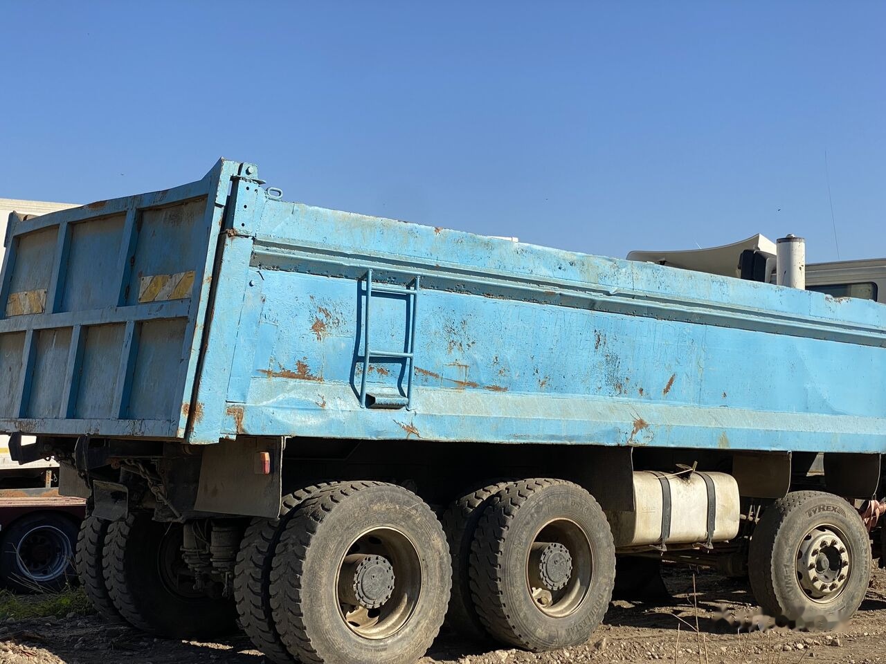 גוף מזהיר Hardox Bena basculabila cu semisasiu 7m : 8x4: תמונה 8