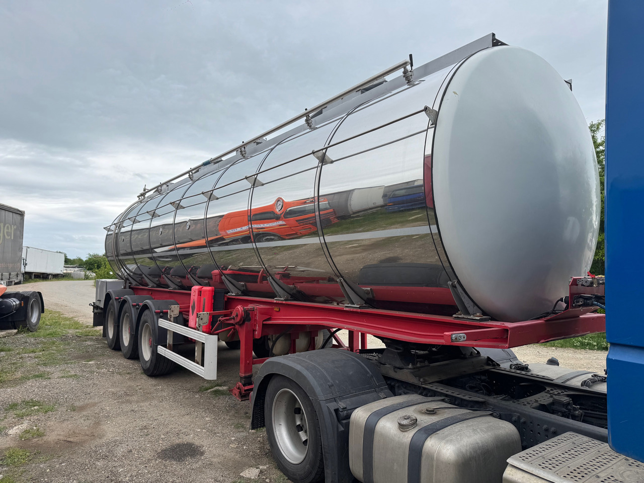 Menci Transport lichide ALIMENTARE - סמיטריילר מכל: תמונה 1 Menci Transport lichide ALIMENTARE - סמיטריילר מכל: תמונה 1