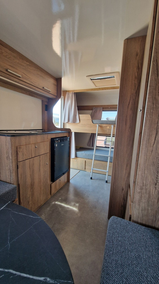 N-LAZUR Niewiadów Nowa Przyczepa Kempingowa dla 4 osób z Łazienką - קרוואן נגרר: תמונה 2 N-LAZUR Niewiadów Nowa Przyczepa Kempingowa dla 4 osób z Łazienką - קרוואן נגרר: תמונה 2