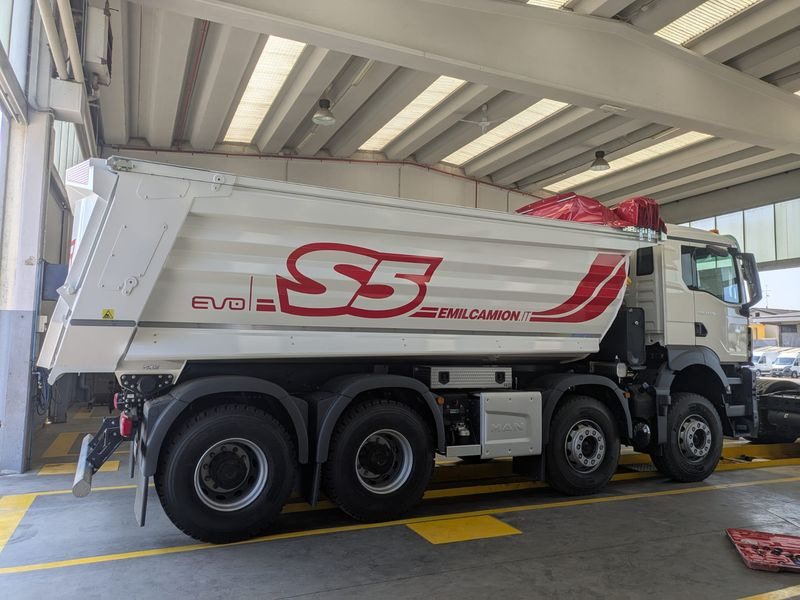 CAMION RIBALTABILE 4 ASSI 520 hp VASCA S5 NUOVO MAN TGS 41.520 8x4 BB CH - מזהיר: תמונה 5 CAMION RIBALTABILE 4 ASSI 520 hp VASCA S5 NUOVO MAN TGS 41.520 8x4 BB CH - מזהיר: תמונה 5