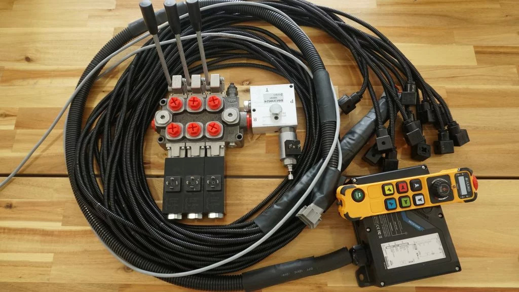 Monoblock hydraulic valve Galtech 3 sections 60 l/min 15 gpm 12 V + Remote radio Palfinger, Hiab, Fassi - מכונת בנייה: תמונה 4 Monoblock hydraulic valve Galtech 3 sections 60 l/min 15 gpm 12 V + Remote radio Palfinger, Hiab, Fassi - מכונת בנייה: תמונה 4