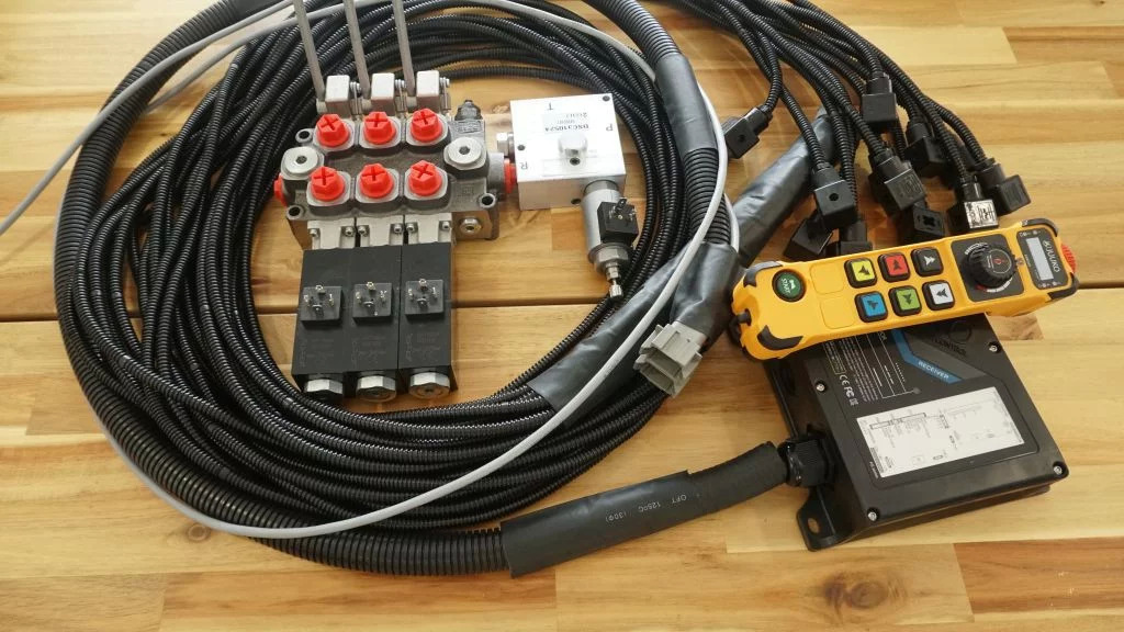 Monoblock hydraulic valve Galtech 3 sections 60 l/min 15 gpm 12 V + Remote radio Palfinger, Hiab, Fassi - מכונת בנייה: תמונה 1 Monoblock hydraulic valve Galtech 3 sections 60 l/min 15 gpm 12 V + Remote radio Palfinger, Hiab, Fassi - מכונת בנייה: תמונה 1