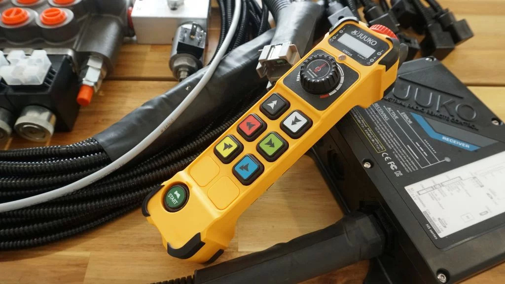 Monoblock hydraulic valve Galtech 3 sections 60 l/min 15 gpm 12 V + Remote radio Palfinger, Hiab, Fassi - מכונת בנייה: תמונה 3 Monoblock hydraulic valve Galtech 3 sections 60 l/min 15 gpm 12 V + Remote radio Palfinger, Hiab, Fassi - מכונת בנייה: תמונה 3