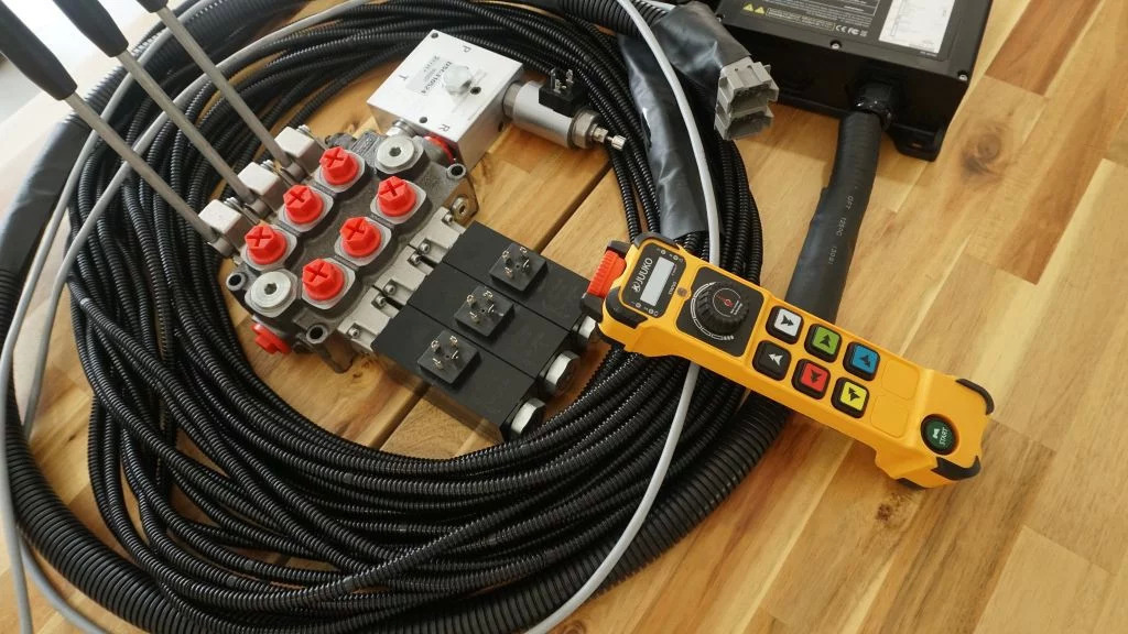 Monoblock hydraulic valve Galtech 3 sections 60 l/min 15 gpm 12 V + Remote radio Palfinger, Hiab, Fassi - מכונת בנייה: תמונה 2 Monoblock hydraulic valve Galtech 3 sections 60 l/min 15 gpm 12 V + Remote radio Palfinger, Hiab, Fassi - מכונת בנייה: תמונה 2