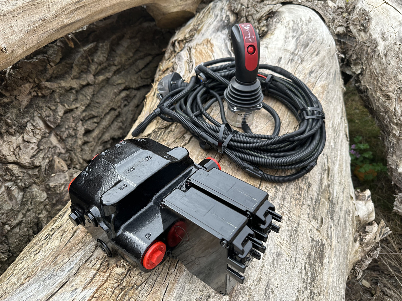 Walvoil SDM/DLM Allis-Chalmers, Case IH Magnum, Fiat, Ford - מעמיס קדמי לטרקטור עבור מעמיס קדמי לטרקטור: תמונה 1 Walvoil SDM/DLM Allis-Chalmers, Case IH Magnum, Fiat, Ford - מעמיס קדמי לטרקטור עבור מעמיס קדמי לטרקטור: תמונה 1