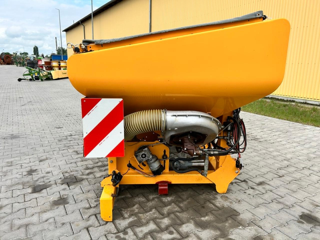 AGRISEM DSF 1600 FRONTTANK - מפזרת דשן: תמונה 2 AGRISEM DSF 1600 FRONTTANK - מפזרת דשן: תמונה 2