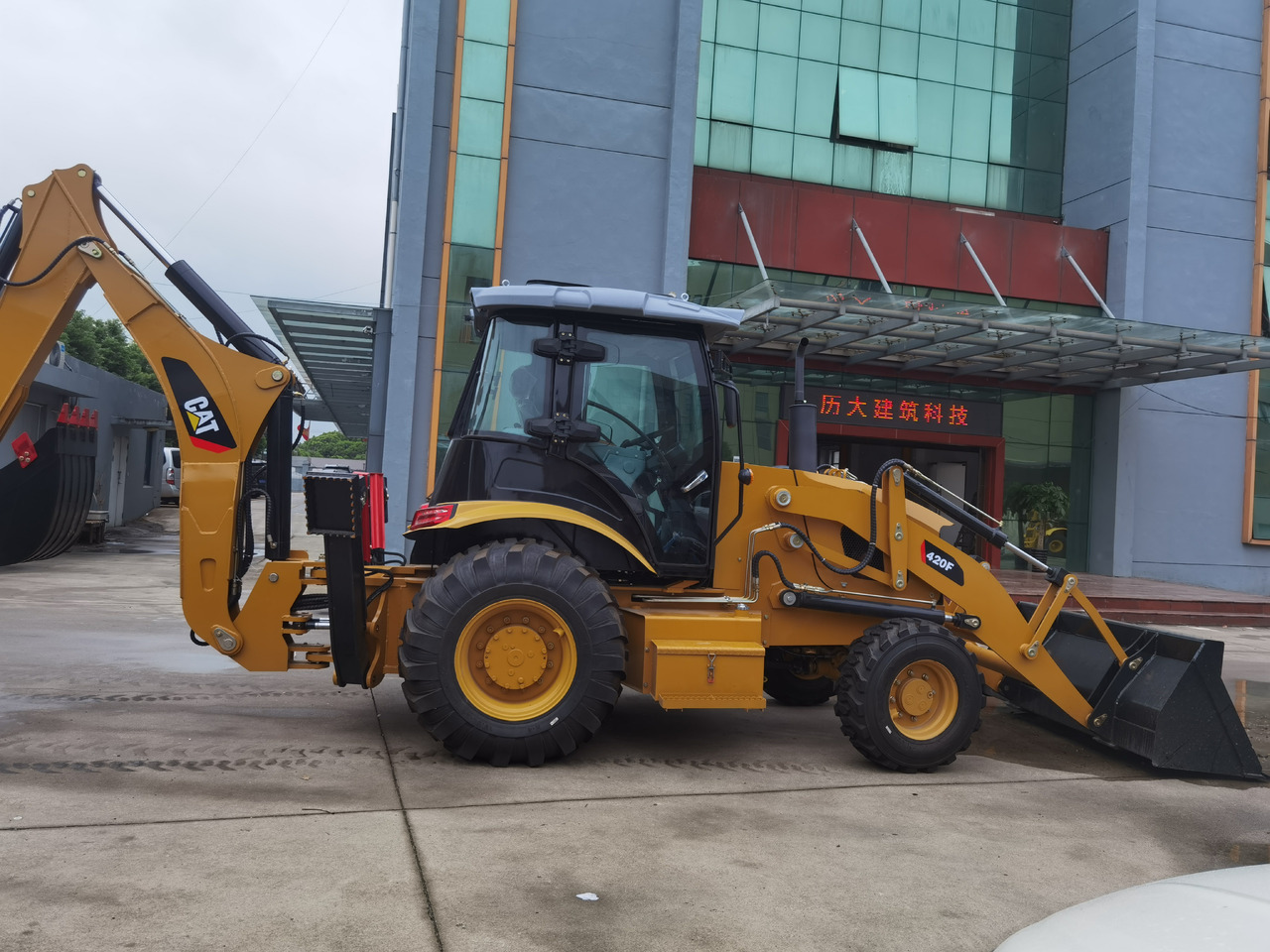 CAT 420F Backhoe Loader - מחפרון: תמונה 4 CAT 420F Backhoe Loader - מחפרון: תמונה 4