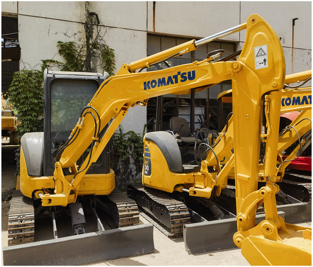 Good condition used excavator Komatsu PC35, Komatsu PC35MR-3 excavator with dozer, mini escavadora Komatsu - מחפר סורק: תמונה 1 Good condition used excavator Komatsu PC35, Komatsu PC35MR-3 excavator with dozer, mini escavadora Komatsu - מחפר סורק: תמונה 1