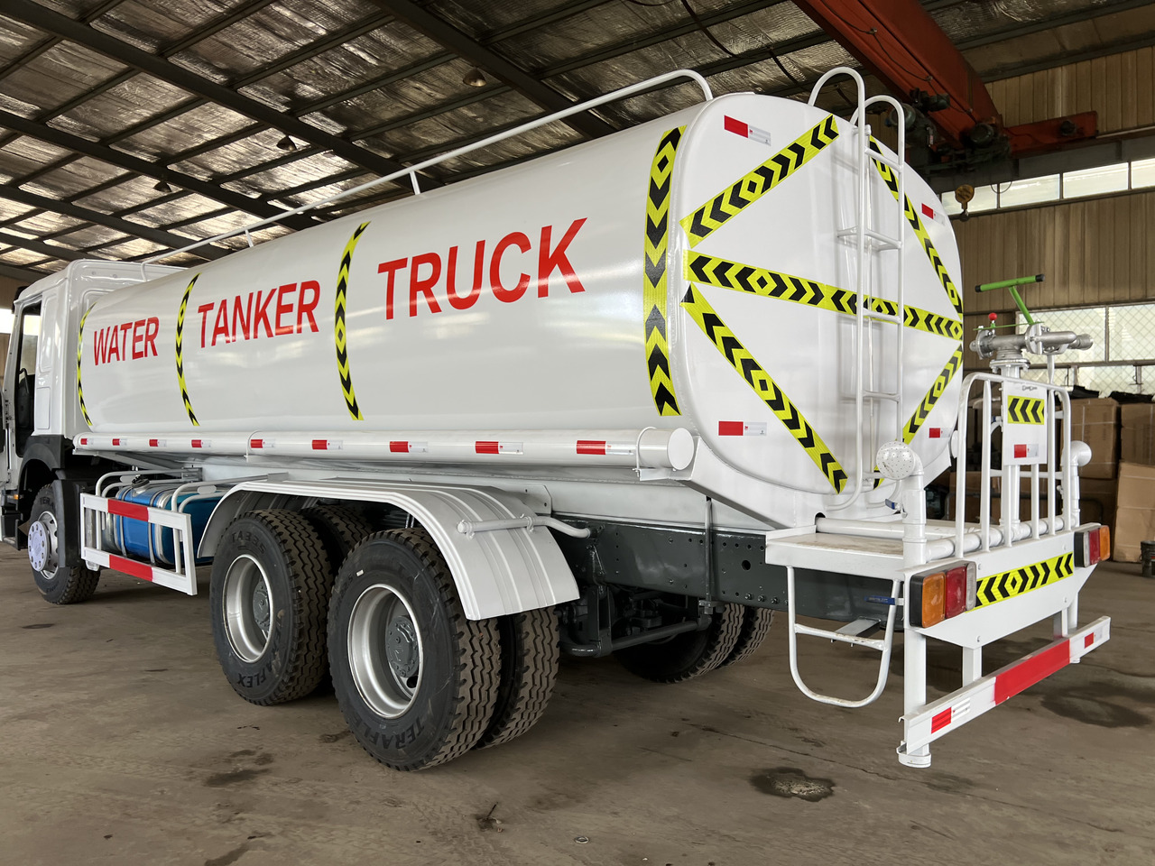 HOWO HOWO water tanker truck - משאית מכל: תמונה 3 HOWO HOWO water tanker truck - משאית מכל: תמונה 3