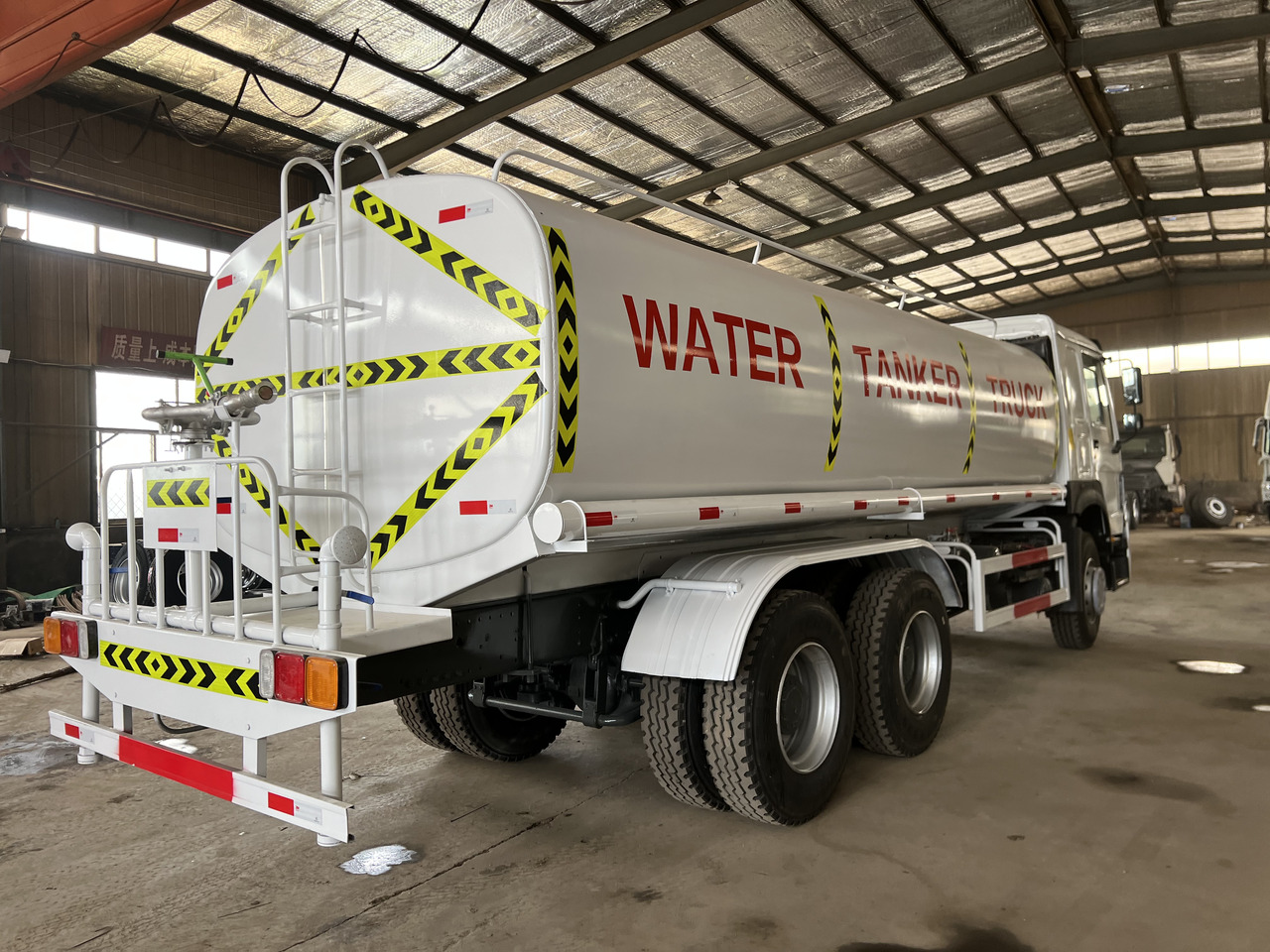HOWO HOWO water tanker truck - משאית מכל: תמונה 4 HOWO HOWO water tanker truck - משאית מכל: תמונה 4