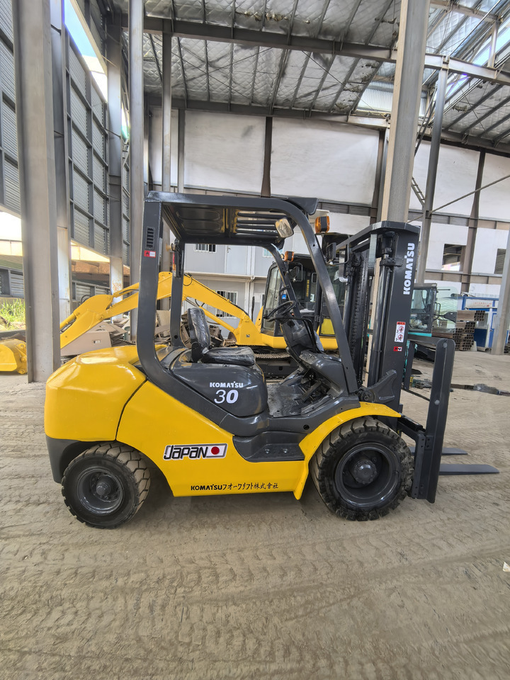 Komatsu FD30 Forklift - מלגזת סולר: תמונה 1 Komatsu FD30 Forklift - מלגזת סולר: תמונה 1