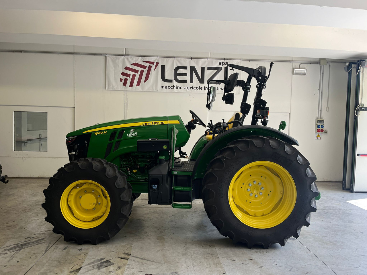 JOHN DEERE 5100 M - טרקטור חקלאי: תמונה 1 JOHN DEERE 5100 M - טרקטור חקלאי: תמונה 1