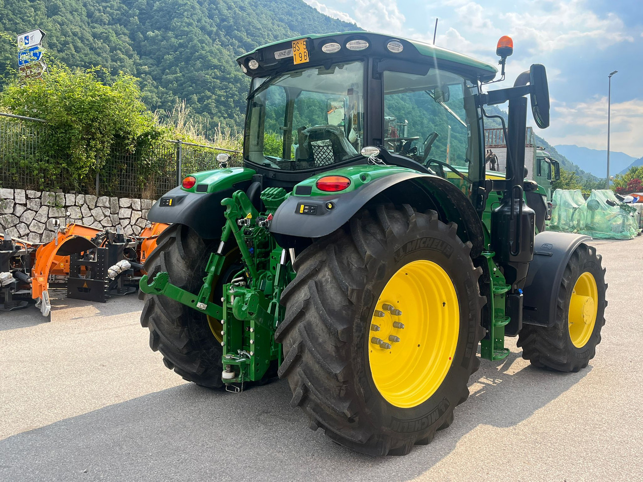 הַחכָּרָה  JOHN DEERE 6145 R JOHN DEERE 6145 R: תמונה 9
