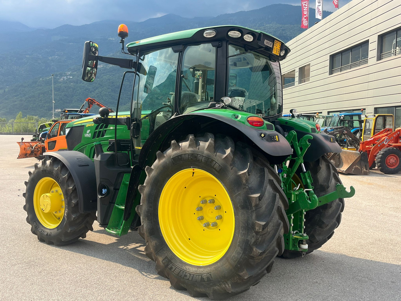 הַחכָּרָה  JOHN DEERE 6145 R JOHN DEERE 6145 R: תמונה 13