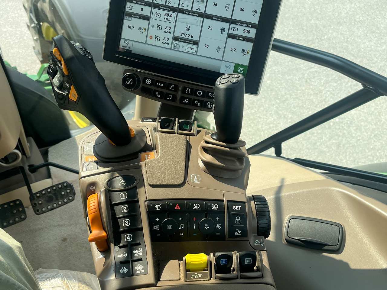 הַחכָּרָה  JOHN DEERE 6145 R JOHN DEERE 6145 R: תמונה 15