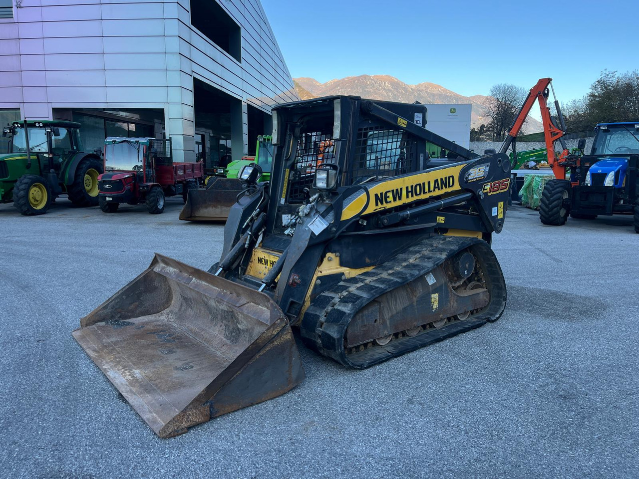 MINIPALA NEW HOLLAND C 185 - מעמיס היגוי החלקה: תמונה 2 MINIPALA NEW HOLLAND C 185 - מעמיס היגוי החלקה: תמונה 2