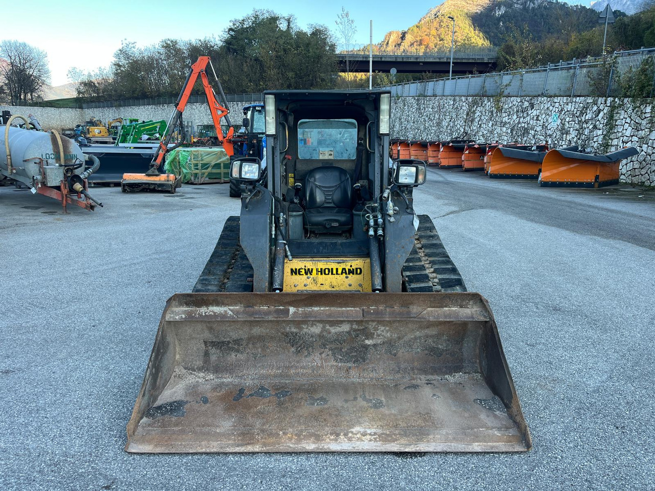 MINIPALA NEW HOLLAND C 185 - מעמיס היגוי החלקה: תמונה 3 MINIPALA NEW HOLLAND C 185 - מעמיס היגוי החלקה: תמונה 3