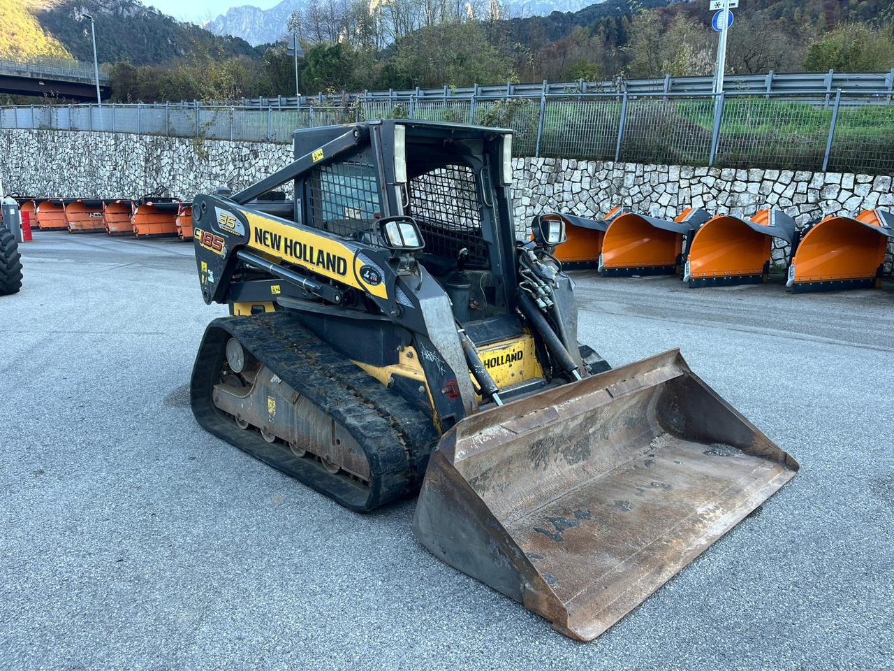 MINIPALA NEW HOLLAND C 185 - מעמיס היגוי החלקה: תמונה 4 MINIPALA NEW HOLLAND C 185 - מעמיס היגוי החלקה: תמונה 4