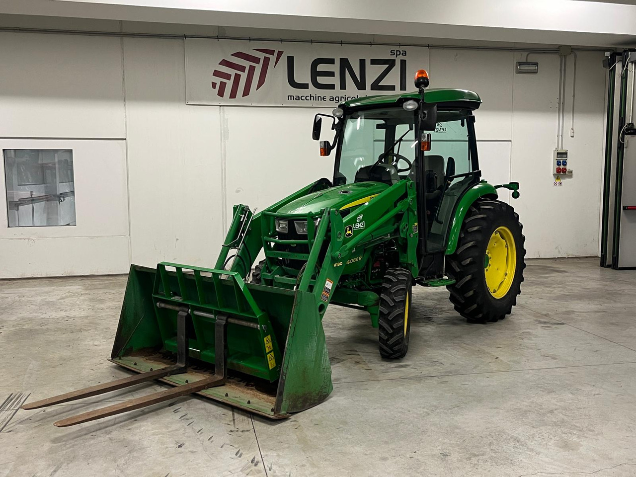 TRATTORE JOHN DEERE 4066 R ( IDROSTATICO ) - טרקטור חקלאי: תמונה 2 TRATTORE JOHN DEERE 4066 R ( IDROSTATICO ) - טרקטור חקלאי: תמונה 2