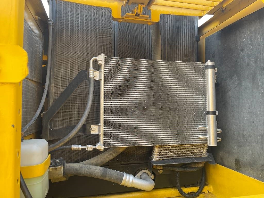 Komatsu PC 200-8 - מחפר סורק: תמונה 4 Komatsu PC 200-8 - מחפר סורק: תמונה 4