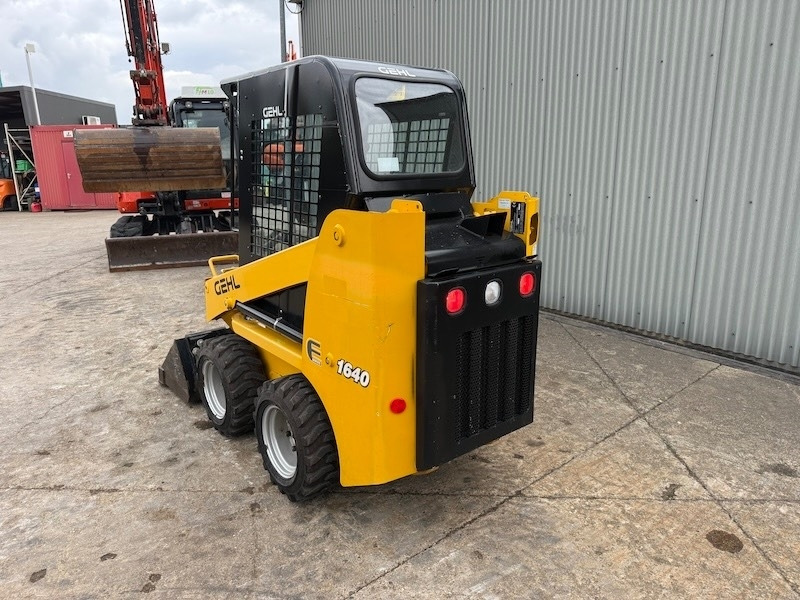 Gehl 1640 - מעמיס היגוי החלקה: תמונה 2 Gehl 1640 - מעמיס היגוי החלקה: תמונה 2