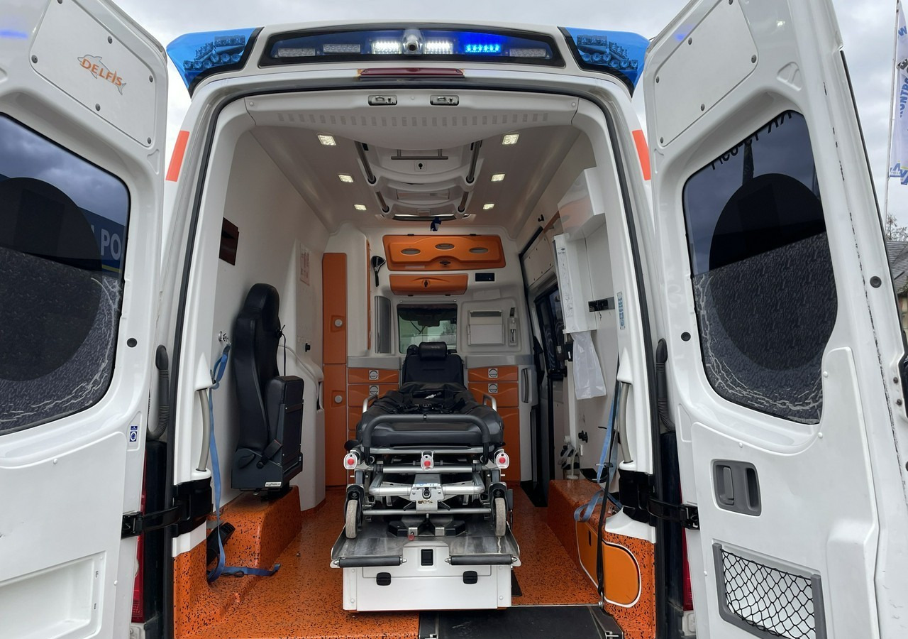 Volkswagen Crafter Crafter 2.0-163KM Karetka Ambulans Wyposażony Model 2016 - אמבולנס: תמונה 2 Volkswagen Crafter Crafter 2.0-163KM Karetka Ambulans Wyposażony Model 2016 - אמבולנס: תמונה 2