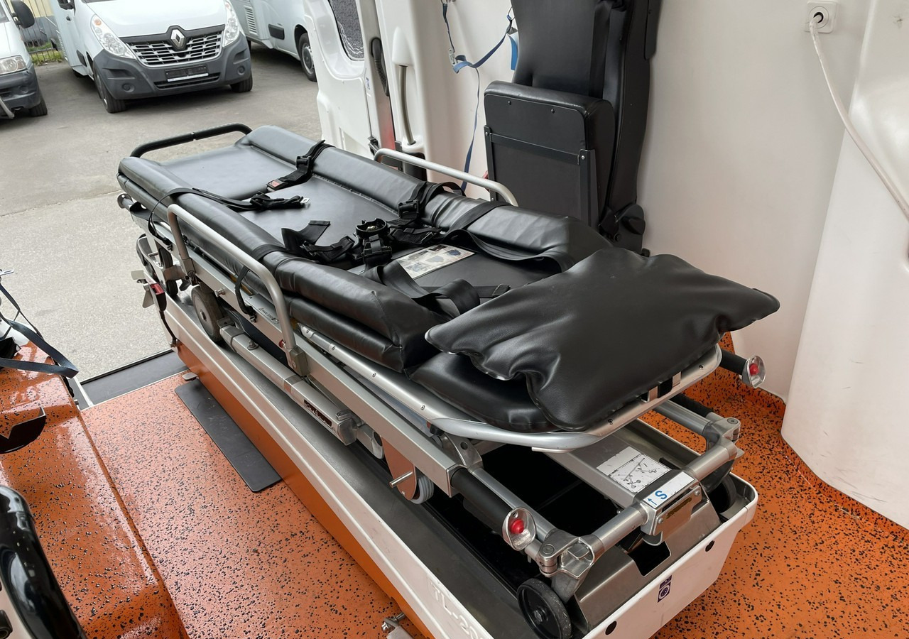 Volkswagen Crafter Crafter 2.0-163KM Karetka Ambulans Wyposażony Model 2016 - אמבולנס: תמונה 3 Volkswagen Crafter Crafter 2.0-163KM Karetka Ambulans Wyposażony Model 2016 - אמבולנס: תמונה 3