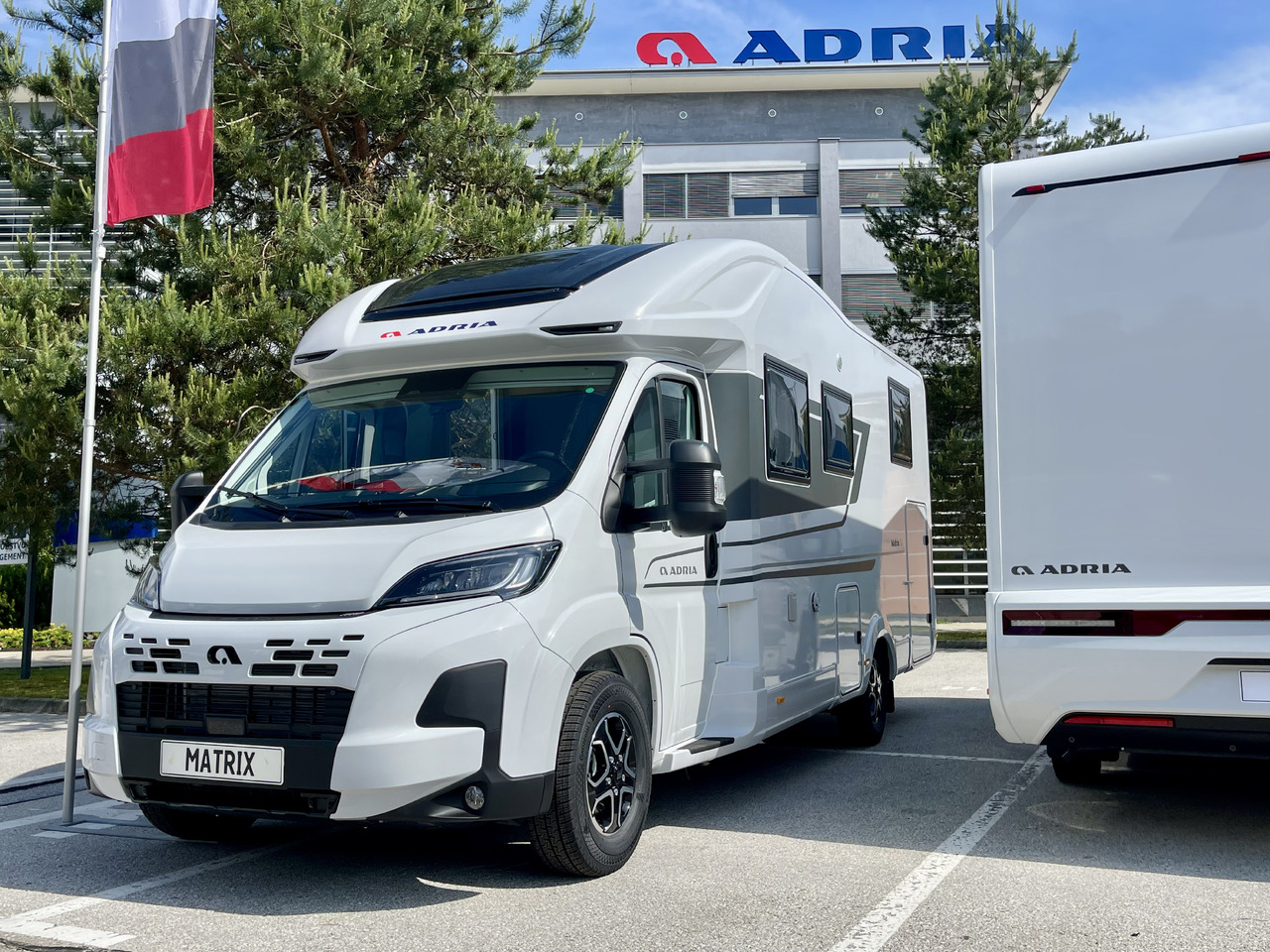 ADRIA Matrix axess 650SL - רכב ממונע חצי-משולב: תמונה 2 ADRIA Matrix axess 650SL - רכב ממונע חצי-משולב: תמונה 2