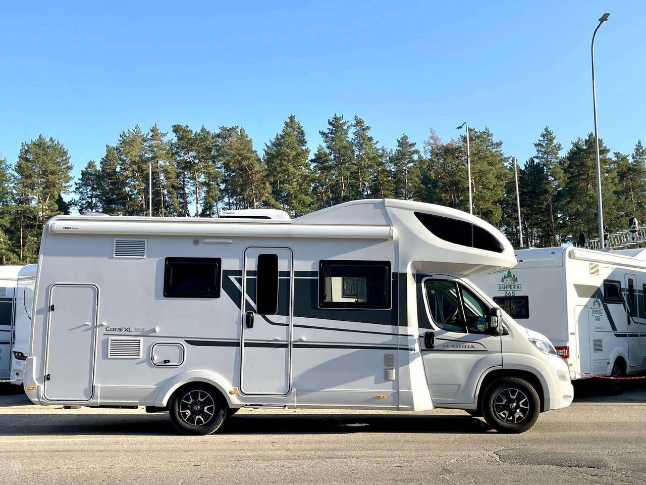 Adria Coral XL 650DK - רכב ממונע Alcove: תמונה 2 Adria Coral XL 650DK - רכב ממונע Alcove: תמונה 2