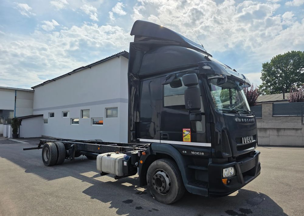 Iveco EUROCARGO 160E28 RAMA DO ZABUDOWY/ LAWETA / MANUAL / - משאית וילונות צד: תמונה 2 Iveco EUROCARGO 160E28 RAMA DO ZABUDOWY/ LAWETA / MANUAL / - משאית וילונות צד: תמונה 2