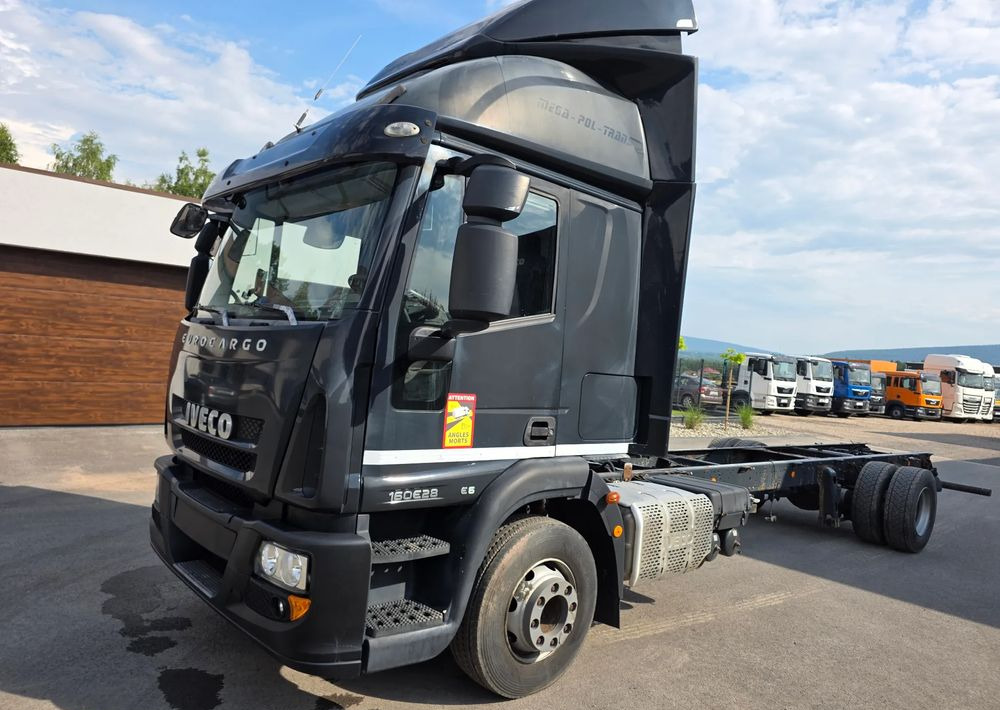Iveco EUROCARGO 160E28 RAMA DO ZABUDOWY/ LAWETA / MANUAL / - משאית וילונות צד: תמונה 3 Iveco EUROCARGO 160E28 RAMA DO ZABUDOWY/ LAWETA / MANUAL / - משאית וילונות צד: תמונה 3