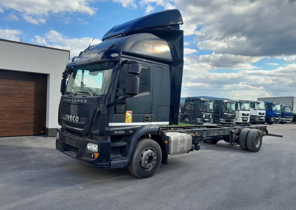 Iveco EUROCARGO 160E28 RAMA DO ZABUDOWY/ LAWETA / MANUAL / - משאית וילונות צד: תמונה 3 Iveco EUROCARGO 160E28 RAMA DO ZABUDOWY/ LAWETA / MANUAL / - משאית וילונות צד: תמונה 3
