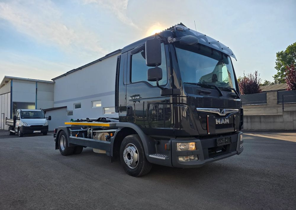 MAN TGL 12.250 nowe urządzenie hakowe SKIBICKI HKS 8/3300 ATEGO / TGM - משאית הרמת וו: תמונה 1 MAN TGL 12.250 nowe urządzenie hakowe SKIBICKI HKS 8/3300 ATEGO / TGM - משאית הרמת וו: תמונה 1