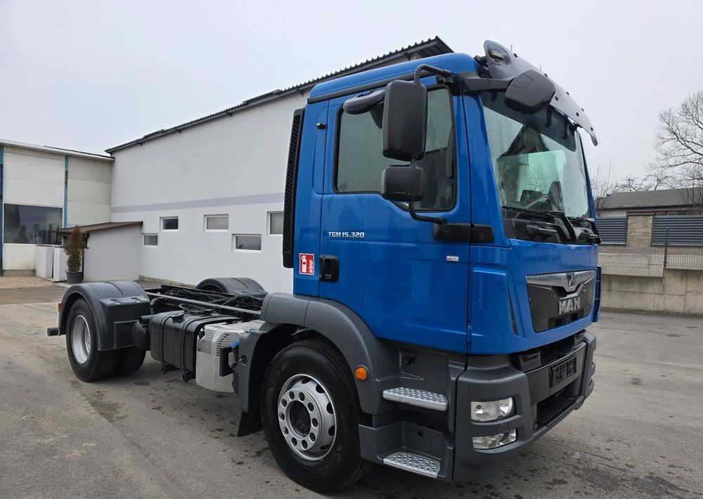 MAN TGM 18.320 urządzenie hakowe AXOR - משאית עם שלדת תא: תמונה 3 MAN TGM 18.320 urządzenie hakowe AXOR - משאית עם שלדת תא: תמונה 3