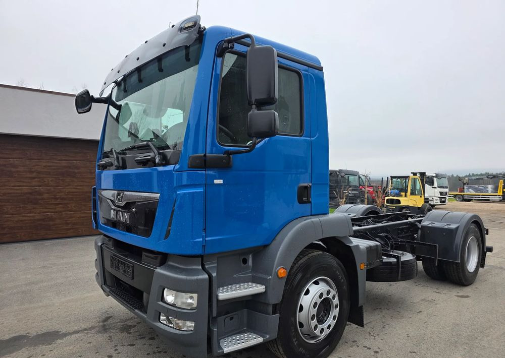 MAN TGM 18.320 urządzenie hakowe AXOR - משאית עם שלדת תא: תמונה 1 MAN TGM 18.320 urządzenie hakowe AXOR - משאית עם שלדת תא: תמונה 1