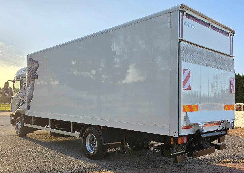 MAN TGM 15.290 / TGL / KONTENER / IZOTERMA / WINDA / KLIMA POSTOJOWA / 2019R / EURO 6 / PEŁEN SERWIS / 8200KG ŁADOWNOŚĆ / SPROWADZONY / ZADBANY / JAK NOWY / KSIĄŻKA SERWISOWA / E6 / 18 PALET - משאית תיבה: תמונה 4 MAN TGM 15.290 / TGL / KONTENER / IZOTERMA / WINDA / KLIMA POSTOJOWA / 2019R / EURO 6 / PEŁEN SERWIS / 8200KG ŁADOWNOŚĆ / SPROWADZONY / ZADBANY / JAK NOWY / KSIĄŻKA SERWISOWA / E6 / 18 PALET - משאית תיבה: תמונה 4