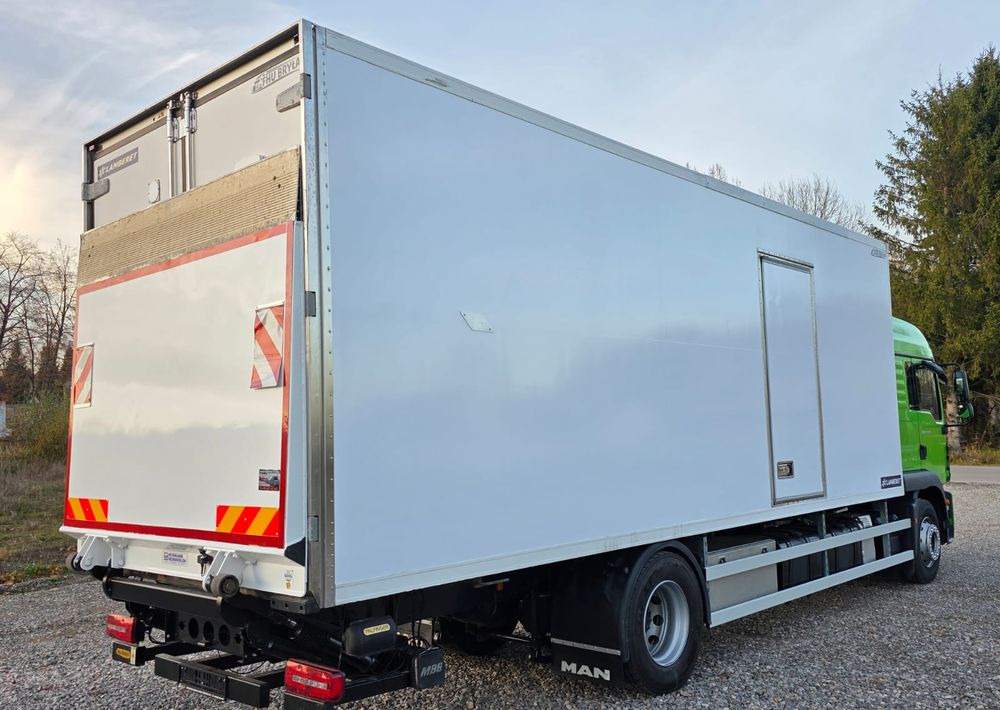 MAN TGM 18.320 / 18.290 / 15.290 / IZOTERMA / WINDA / 19PALET / E6 / 08.2018 / LIFT / SPROWADZONY / AUTOMAT / SYPIALKA / PIERWSZY WŁAŚCICIEL / BOCZNE DRZWI / STAN BARDZO DOBRY - משאית קירור: תמונה 4 MAN TGM 18.320 / 18.290 / 15.290 / IZOTERMA / WINDA / 19PALET / E6 / 08.2018 / LIFT / SPROWADZONY / AUTOMAT / SYPIALKA / PIERWSZY WŁAŚCICIEL / BOCZNE DRZWI / STAN BARDZO DOBRY - משאית קירור: תמונה 4