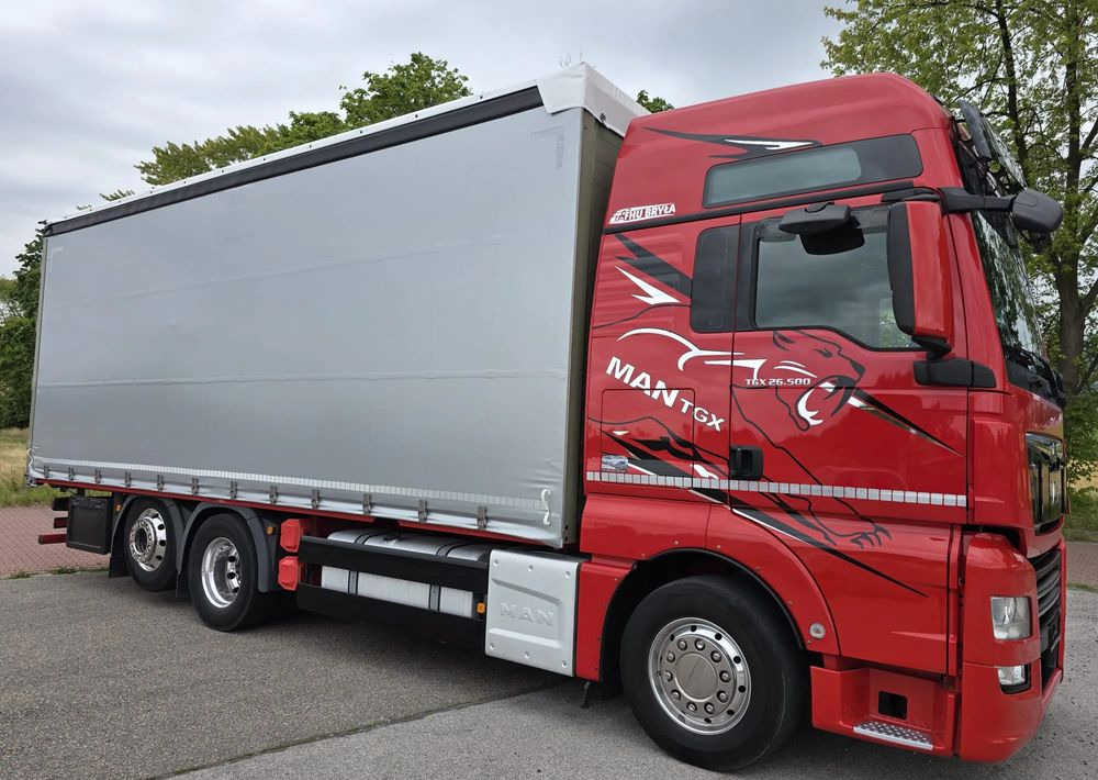 MAN TGX 26.500 / ALUMINIOWE FELGI / LIFT / 6X2 / KLIMA POSTOJOWA / 18PALET / E6 / FIRANKA / 17 TON ŁADOWNOŚĆ / WINDA / NISKI PRZEBIEG / JEDEN WŁAŚCICIEL / PODWIESZANA OŚ - משאית וילונות צד: תמונה 1 MAN TGX 26.500 / ALUMINIOWE FELGI / LIFT / 6X2 / KLIMA POSTOJOWA / 18PALET / E6 / FIRANKA / 17 TON ŁADOWNOŚĆ / WINDA / NISKI PRZEBIEG / JEDEN WŁAŚCICIEL / PODWIESZANA OŚ - משאית וילונות צד: תמונה 1
